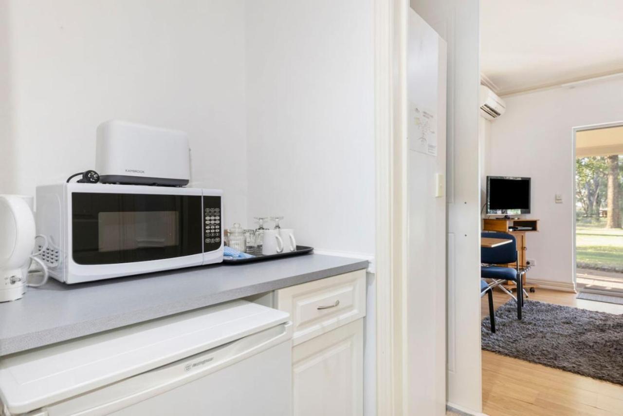 Inn The Tuarts Guest Lodge Wonnerup Eksteriør bilde